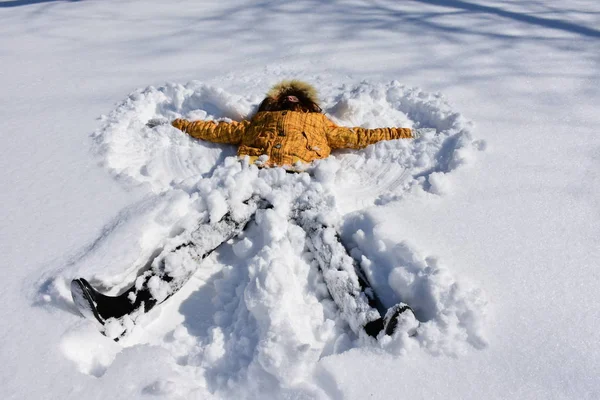 Meisje Maken Sneeuw Engel — Stockfoto