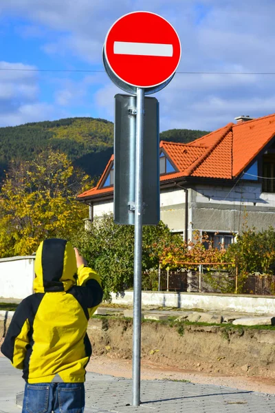 Der Junge Steht Der Nähe Des Verkehrszeichens — Stockfoto