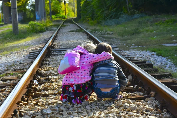 Flicka Och Pojke Järnvägen — Stockfoto
