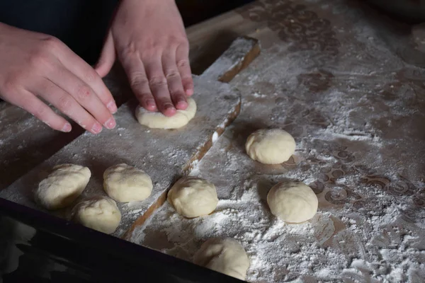 Kadın lahana dolu turtalar yapıyor. 
