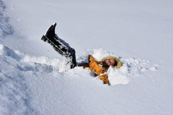 Kız iyi eğlenceler açık havada karda 