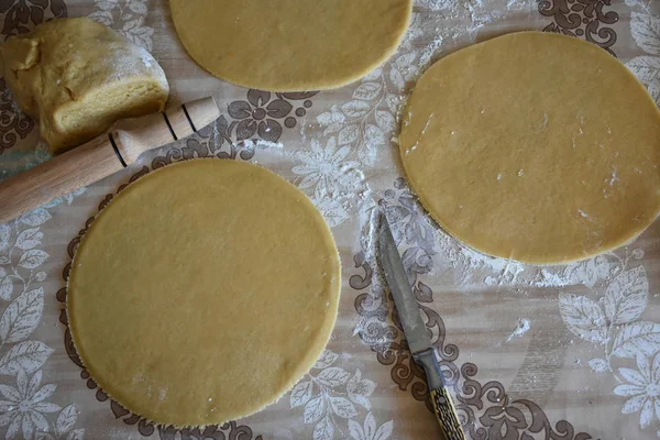 Çiğ hamur ve eller masaya.