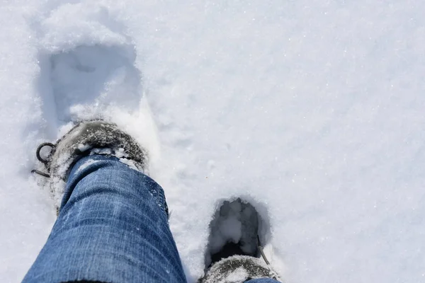 Persoon Die Laarzen Draagt Diepe Sneeuw Staat — Stockfoto