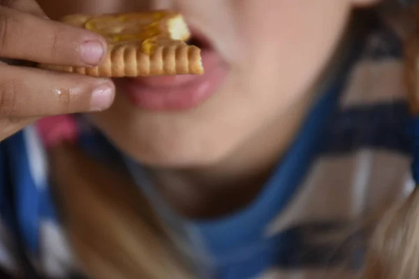 Gadis Kecil Makan Cookie Close — Stok Foto
