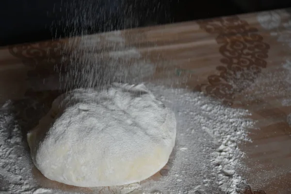 Kadın elleriyle hamur yoğurur.