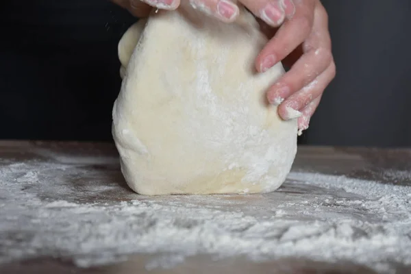 Vrouw Kneden Deeg Door Handen — Stockfoto