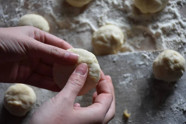 Przygotowanie Ciasta Smażoną Kapustą — Zdjęcie stockowe