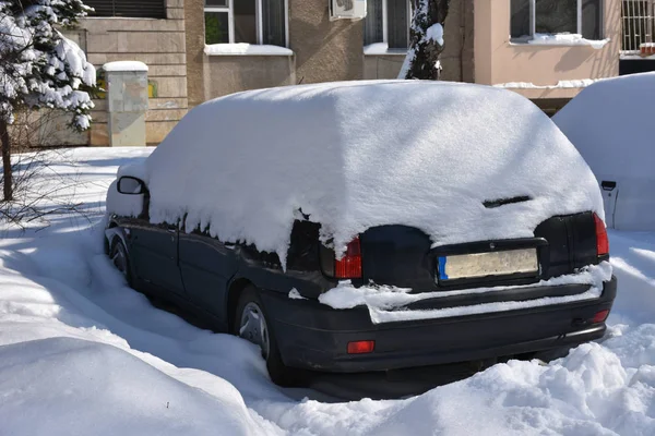 Снігові Покриті Автомобілі Припарковані Будинку — стокове фото