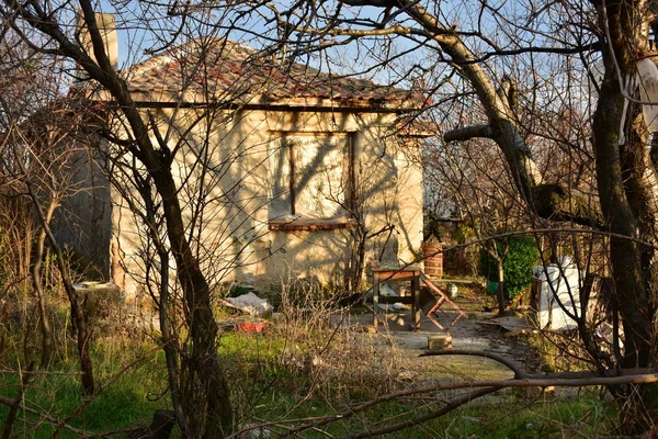 Yazın güzel manzara ve ev