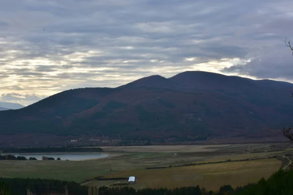 Schöne Landschaft Vor Dem Hintergrund Der Berge — Stockfoto