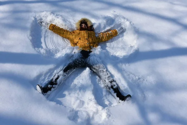 Flicka Göra Snöängel — Stockfoto