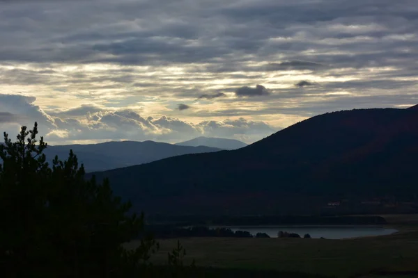 Bellissimo Paesaggio Sullo Sfondo Delle Montagne — Foto Stock