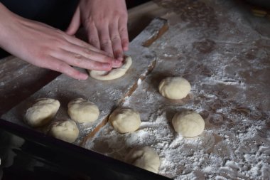 Kadın lahana dolu turtalar yapıyor. 