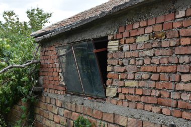 Eski ev yıkılıyor.