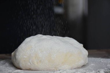 Kadın elleriyle hamur yoğurur.