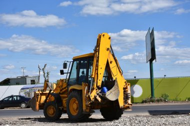Yol, vinç ve ağır makineler üzerinde inşaat çalışmaları