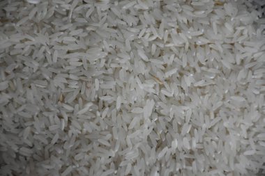 Siyah zemin üzerinde beyaz pirinç 