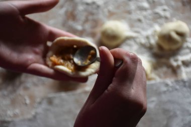 kızarmış lahana ile turta hazırlama 