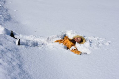 Kız iyi eğlenceler açık havada karda 
