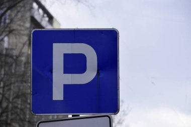 şehirde yol işareti 