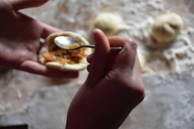 kızarmış lahana ile turta hazırlama 