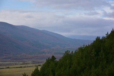 çok güzel manzara dağları ve sis