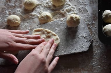 kızarmış lahana ile turta hazırlama 