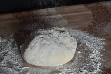 Kadın elleriyle hamur yoğurur.