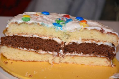 Masadaki çikolatalı pasta. 