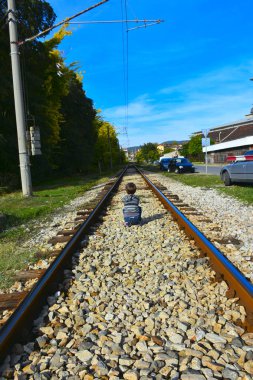 Kız ve oğlan demiryolunda.