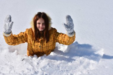 Kız iyi eğlenceler açık havada karda 