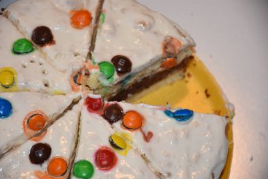 Masadaki çikolatalı pasta. 