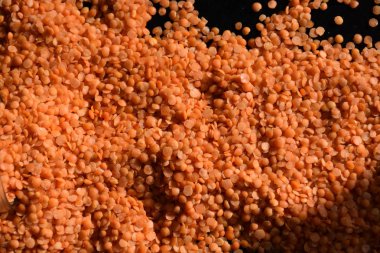 Siyah arka planda kırmızı mercimek