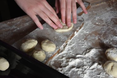 Kadın lahana dolu turtalar yapıyor. 