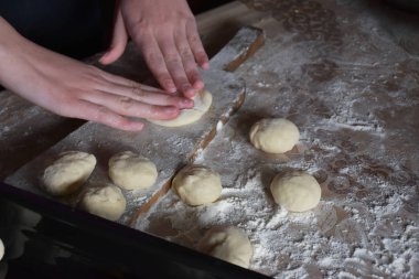 Kadın lahana dolu turtalar yapıyor. 