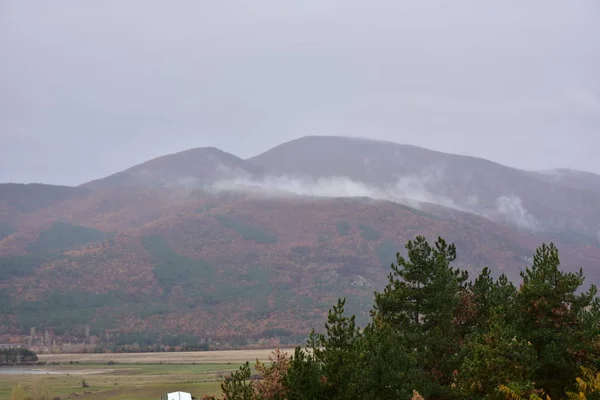Sehr Schöne Landschaft Berge Und Nebel — Stockfoto