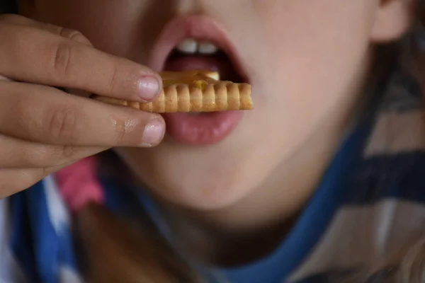 Kleine Meisje Eten Cookie Close — Stockfoto