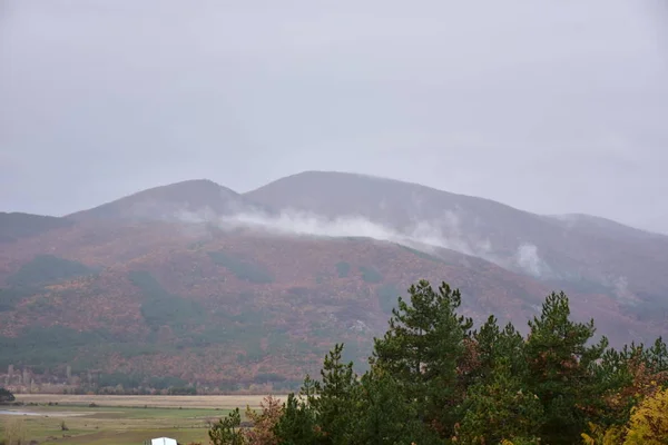 美丽的山水和雾 — 图库照片