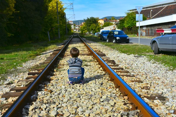 Kız ve oğlan demiryolunda.