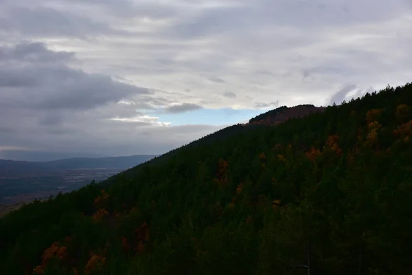 山的背景上的美丽风景 — 图库照片