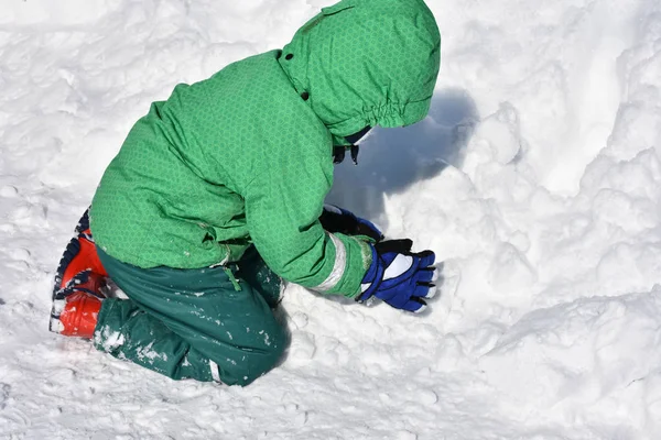 Çocuklar karda oynuyor.