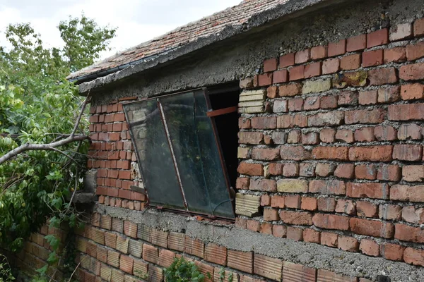 Eski ev yıkılıyor.