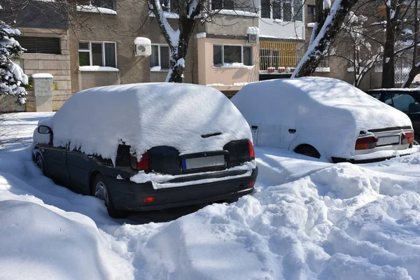 Snow Covered Cars Parked House — Zdjęcie stockowe