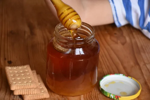 蜂蜜のガラスの瓶と木製の棒で — ストック写真