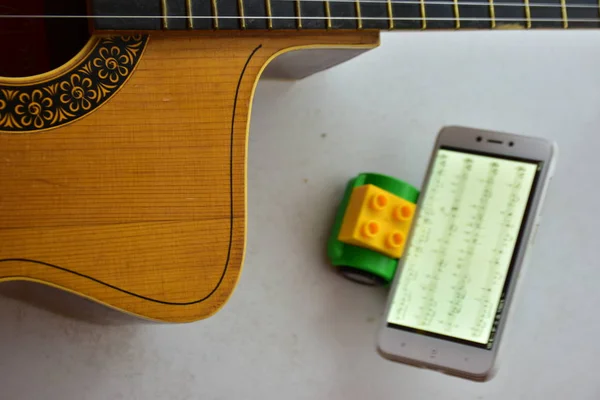 Close Shot Acoustic Guitar Mobile Phone White Wall — ストック写真