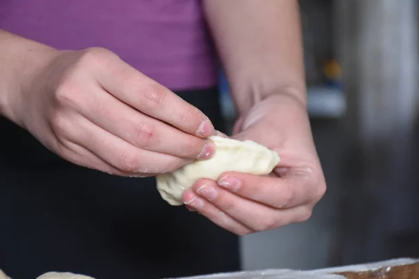 Mulher Fazendo Tortas Cheias Repolho — Fotografia de Stock