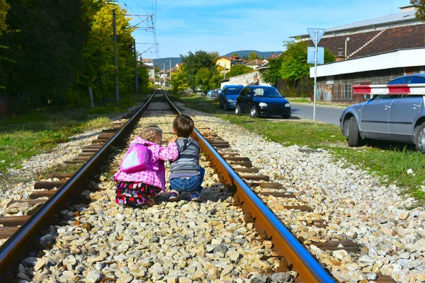 Κορίτσι Και Αγόρι Στο Σιδηρόδρομο — Φωτογραφία Αρχείου