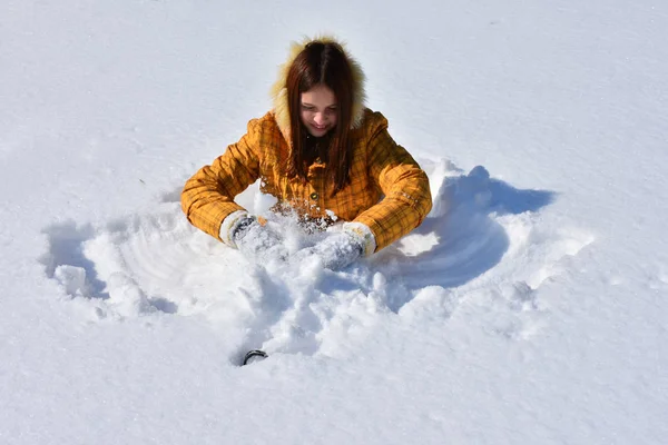 Дівчина Розважається Відкритому Повітрі Снігу — стокове фото