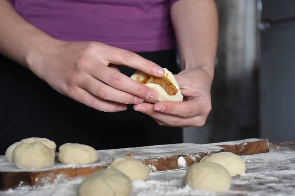 Mulher Fazendo Tortas Cheias Repolho — Fotografia de Stock