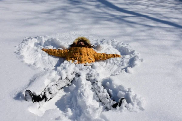 Meisje Maken Sneeuw Engel — Stockfoto